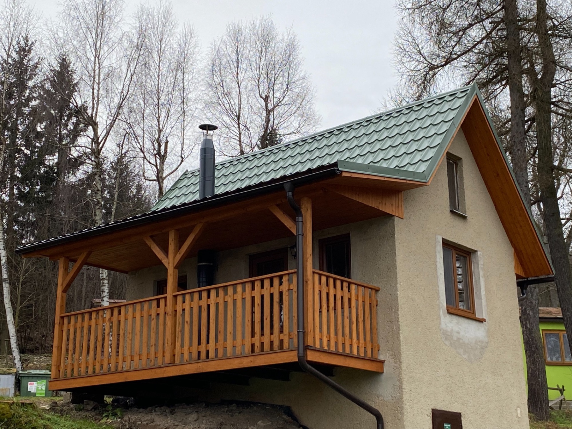 Chatka Studánka s komínem od krbových kamen