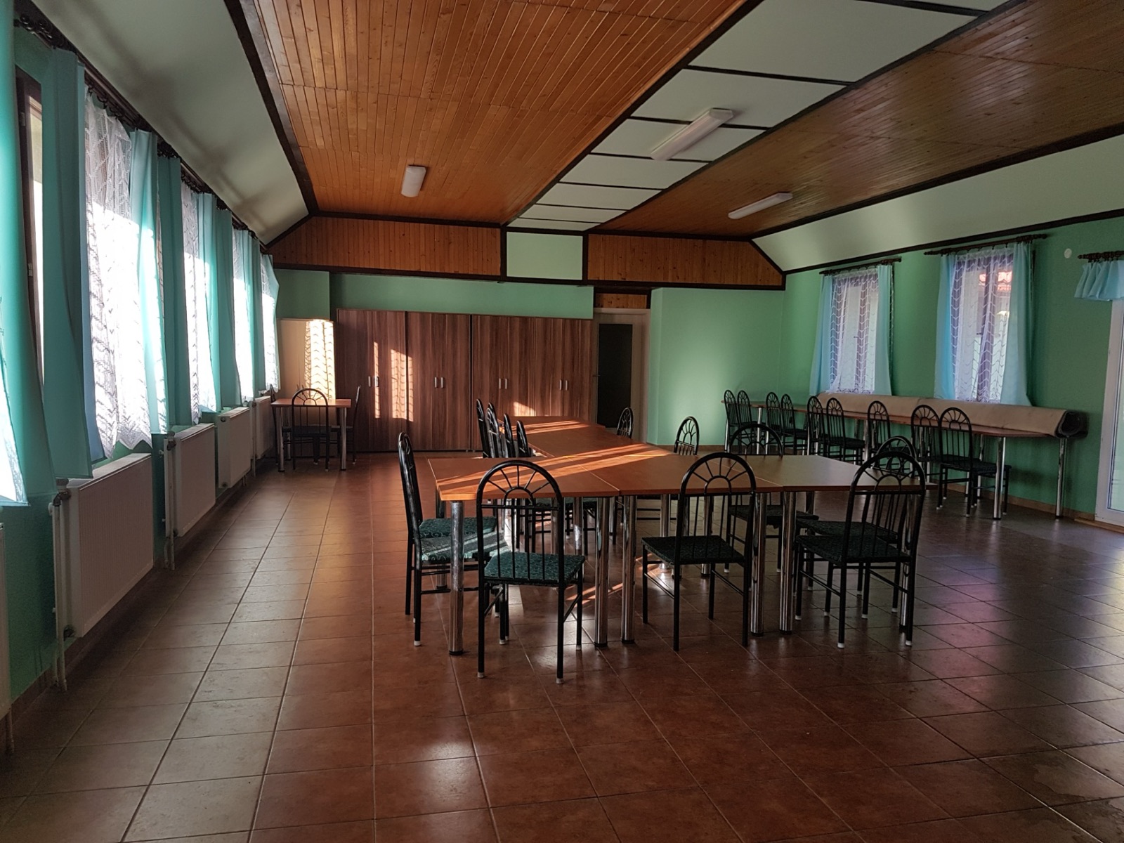 Společenská místnost penzionu Pod Borovicí
